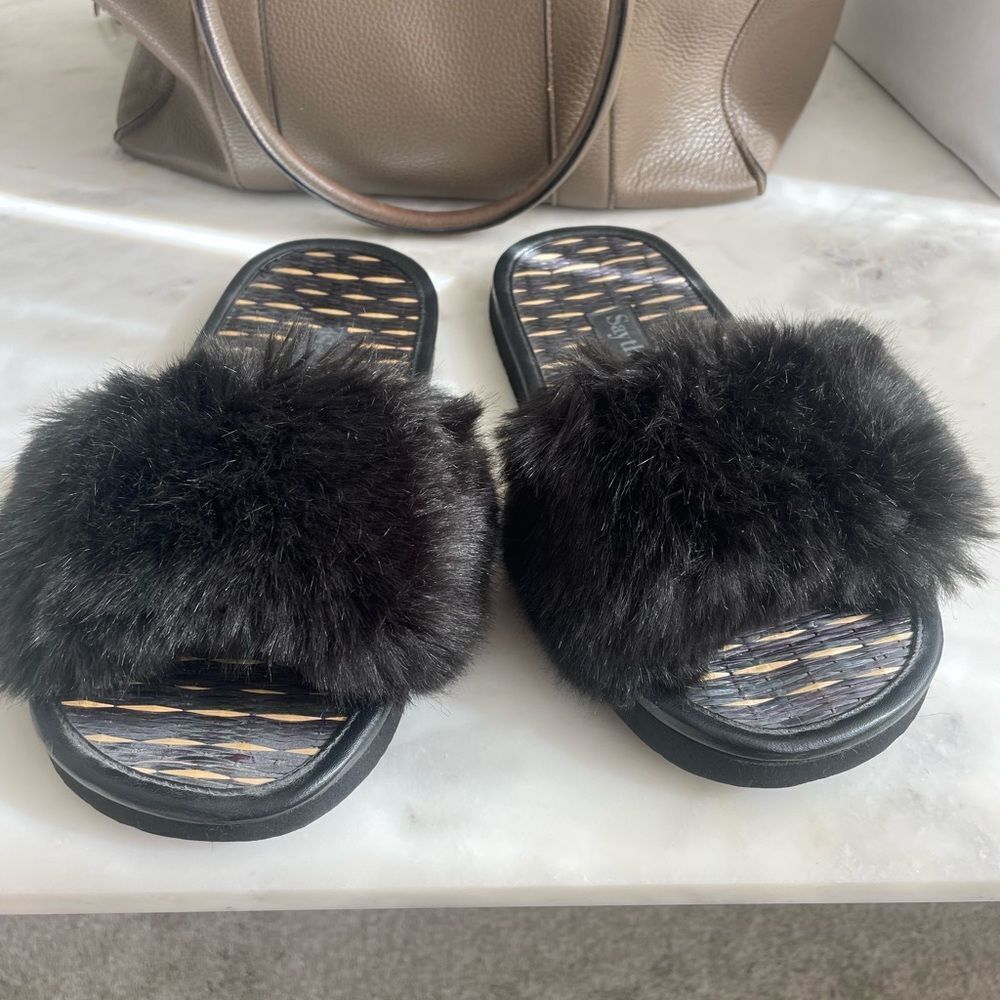 Say the Sun black fluffy raffia slides, size 7/8